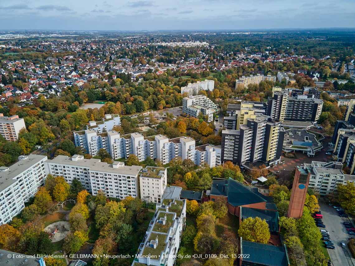 13.10.2022 - Das Marx-Zentrum und Wohnanlage Karl-Marx-Ring 52-62 in Neuperlach